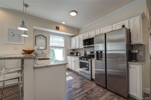 7 Nathan Hale Drive A, Huntington, NY 11743