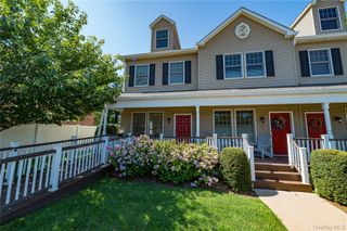 7 Nathan Hale Drive A, Huntington, NY 11743