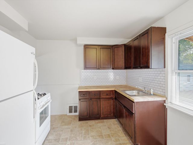 29850 John J Street, Roseville, MI 48066