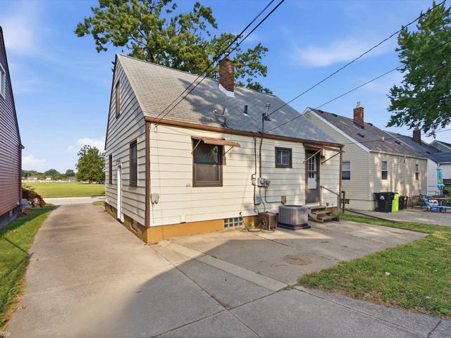 29850 John J Street, Roseville, MI 48066