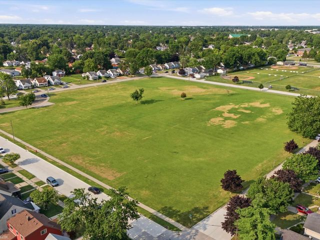 29850 John J Street, Roseville, MI 48066