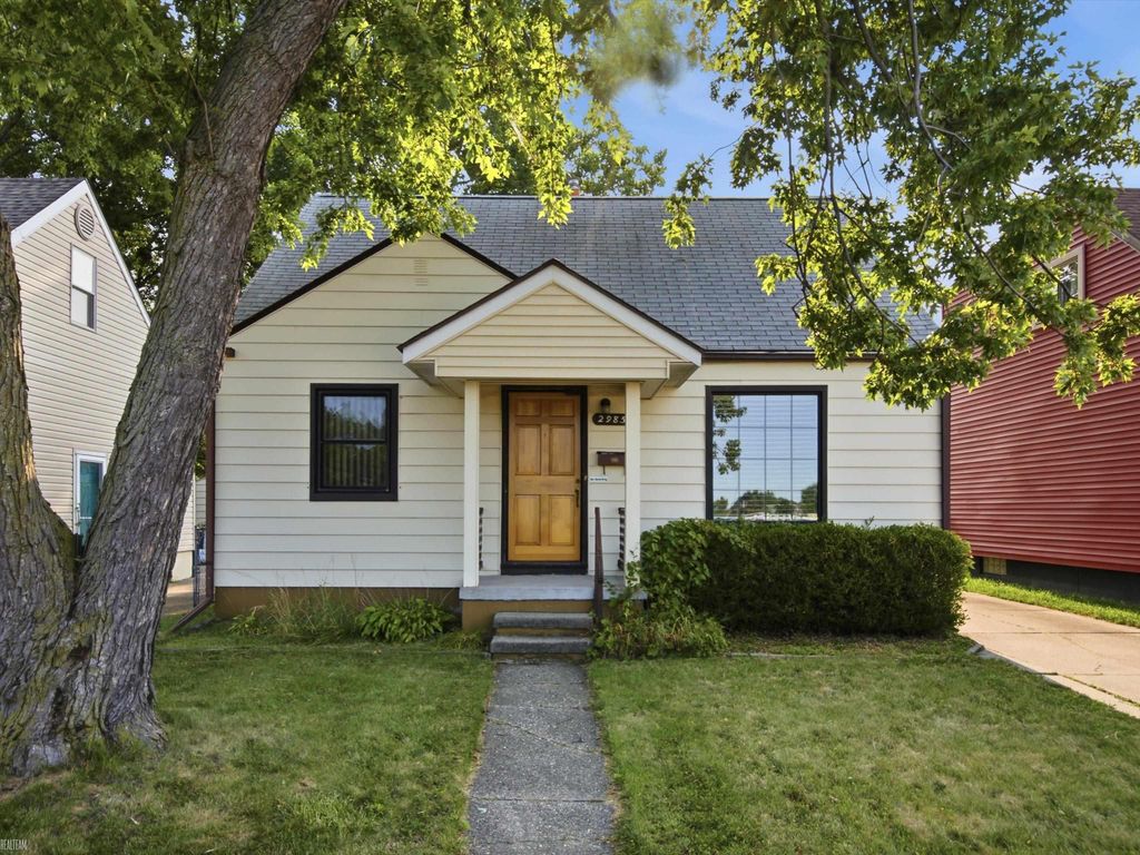 29850 John J Street, Roseville, MI 48066