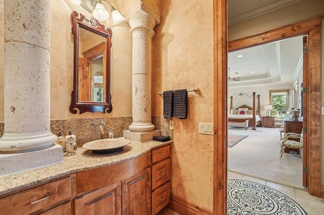 2121 Landmark Lane, Kerrville, TX 78028