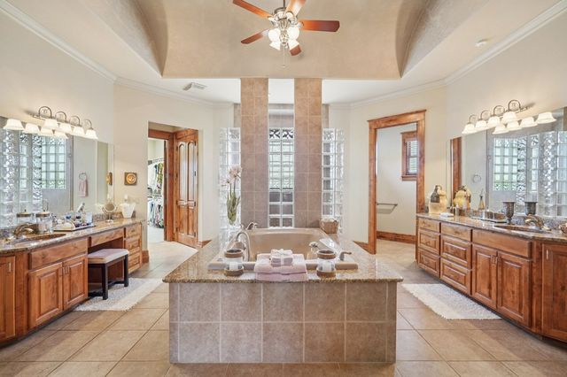 2121 Landmark Lane, Kerrville, TX 78028