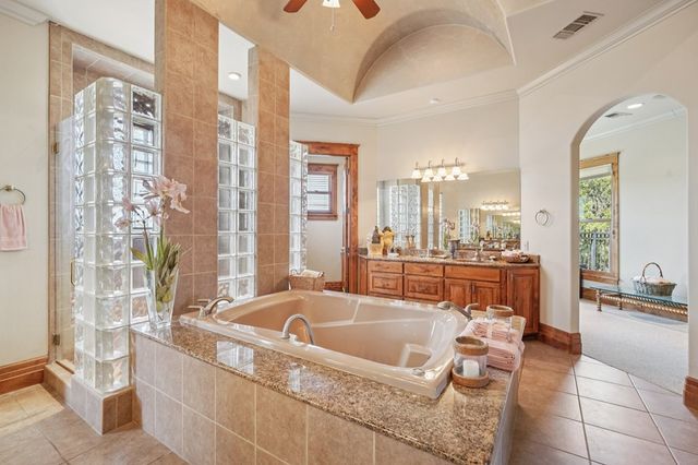 2121 Landmark Lane, Kerrville, TX 78028