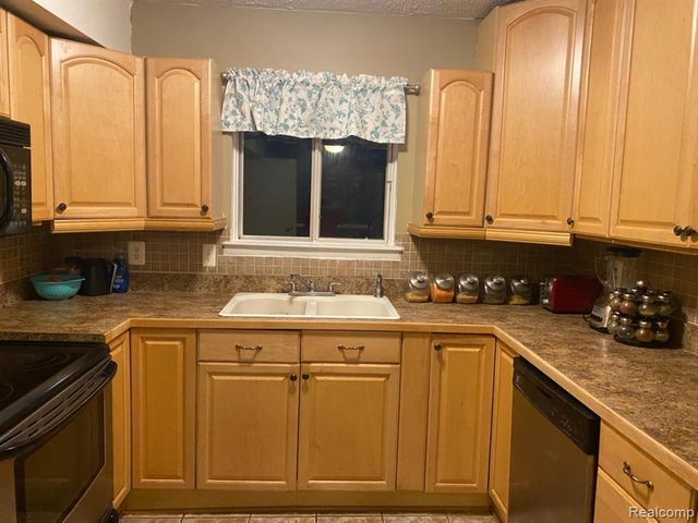 24404 Simmons Drive, Novi, MI 48374