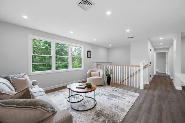 5 Forest Hill Dr, Worcester, MA 01609