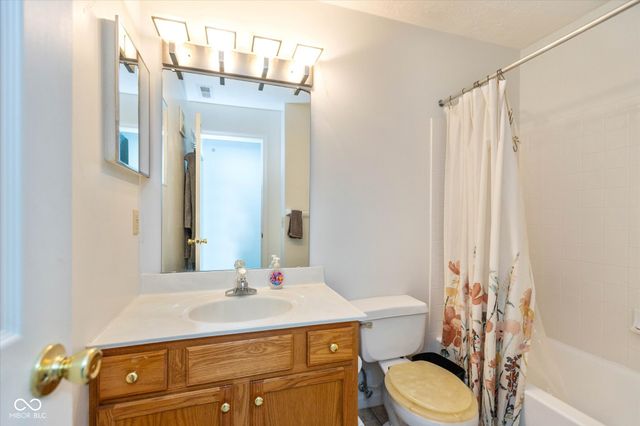 8750 Yardley Court 202, Indianapolis, IN 46268