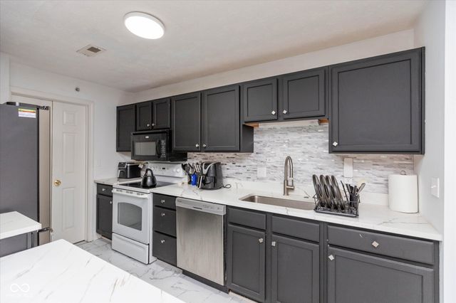8750 Yardley Court 202, Indianapolis, IN 46268