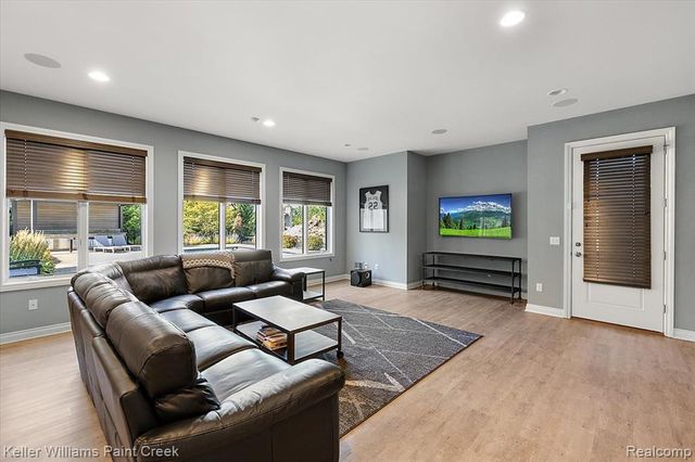 4838 Pinecrest Court, Rochester, MI 48306