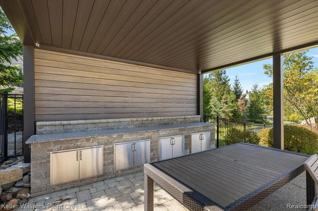 4838 Pinecrest Court, Rochester, MI 48306