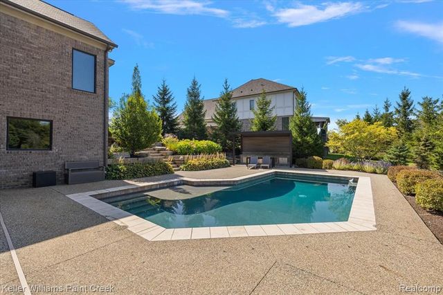 4838 Pinecrest Court, Rochester, MI 48306