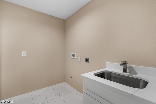 3513 NE 17th PL, Cape Coral, FL 33909