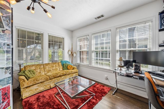 1011 N Clinton Avenue, Dallas, TX 75208