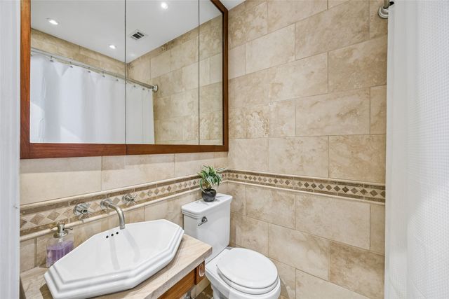 1011 N Clinton Avenue, Dallas, TX 75208