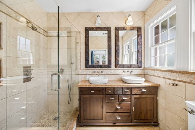 1011 N Clinton Avenue, Dallas, TX 75208