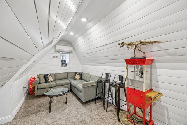 1011 N Clinton Avenue, Dallas, TX 75208