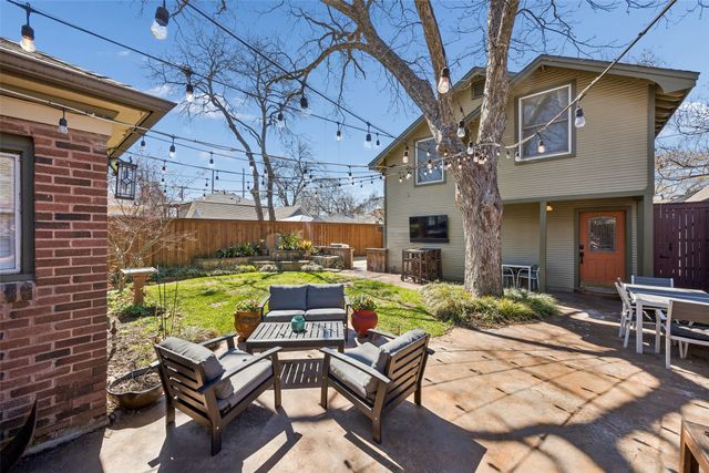 1011 N Clinton Avenue, Dallas, TX 75208