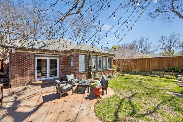 1011 N Clinton Avenue, Dallas, TX 75208