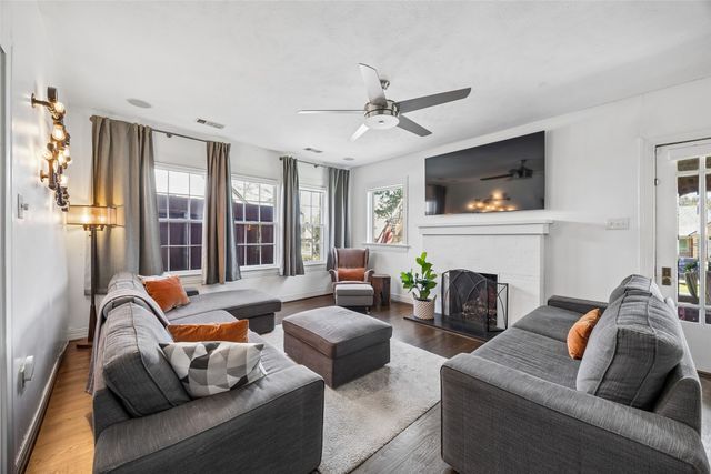 1011 N Clinton Avenue, Dallas, TX 75208