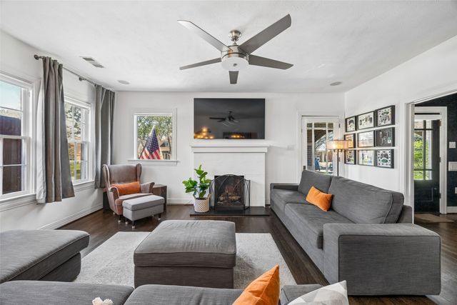 1011 N Clinton Avenue, Dallas, TX 75208