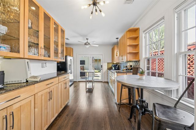 1011 N Clinton Avenue, Dallas, TX 75208