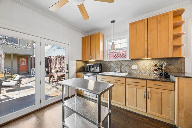 1011 N Clinton Avenue, Dallas, TX 75208