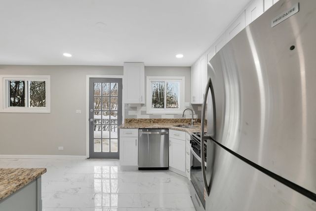 1835 W Weathersfield Way, Schaumburg, IL 60193