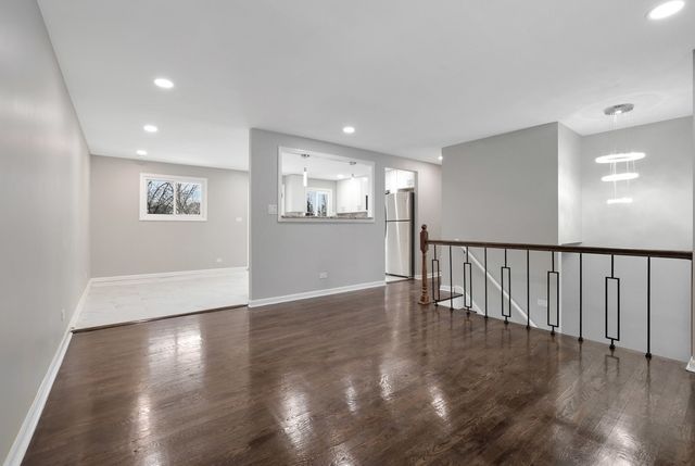 1835 W Weathersfield Way, Schaumburg, IL 60193