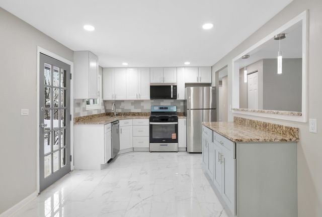 1835 W Weathersfield Way, Schaumburg, IL 60193