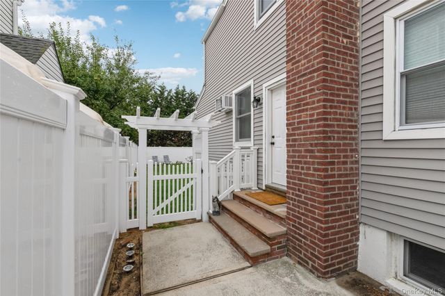 11 Deauville Parkway, Lindenhurst, NY 11757