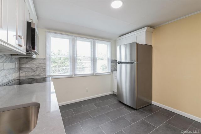 11 Deauville Parkway, Lindenhurst, NY 11757