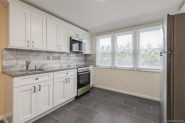 11 Deauville Parkway, Lindenhurst, NY 11757
