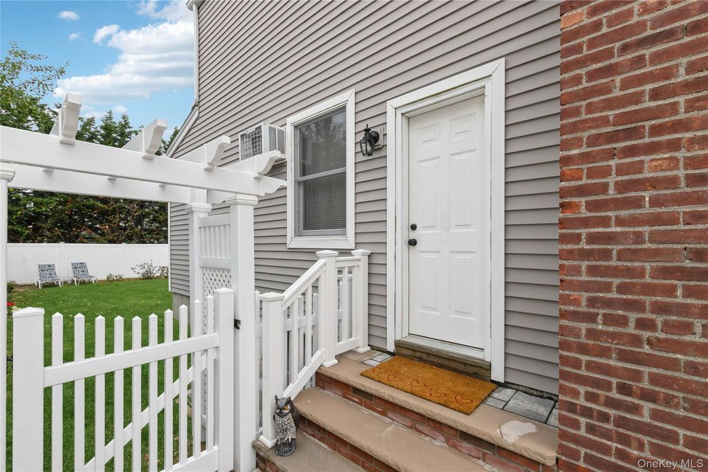 11 Deauville Parkway, Lindenhurst, NY 11757