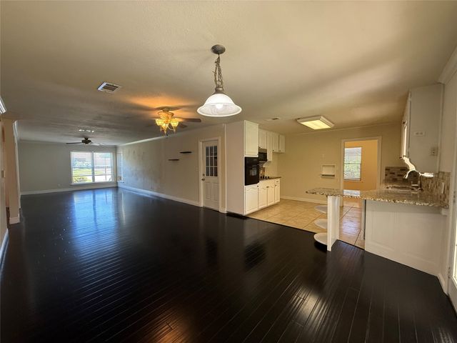 1135 Park Center Street, Benbrook, TX 76126