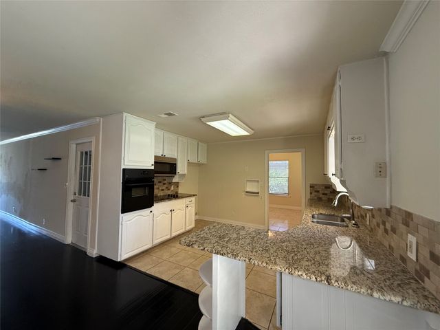 1135 Park Center Street, Benbrook, TX 76126