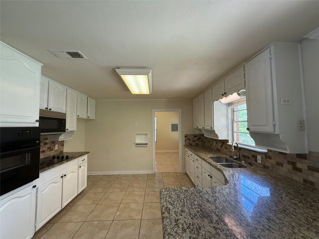 1135 Park Center Street, Benbrook, TX 76126