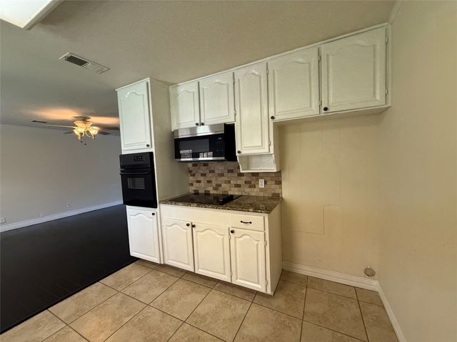 1135 Park Center Street, Benbrook, TX 76126