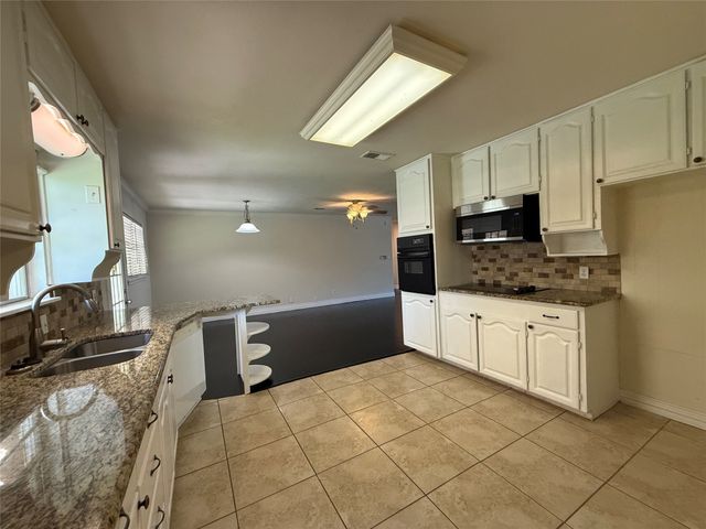 1135 Park Center Street, Benbrook, TX 76126