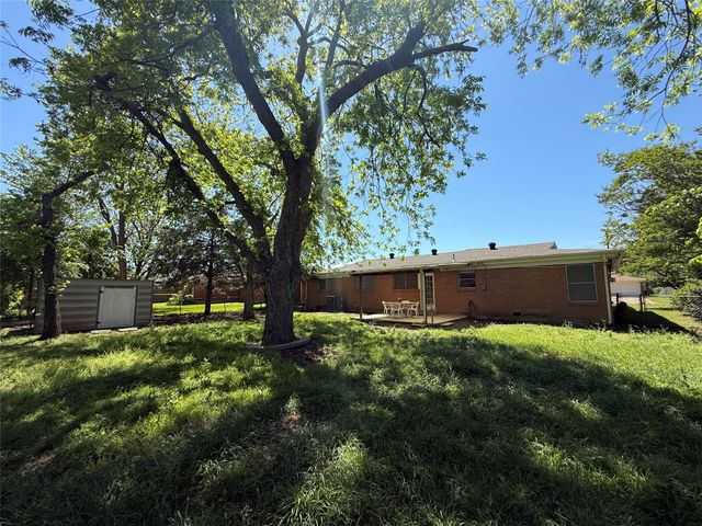 1135 Park Center Street, Benbrook, TX 76126