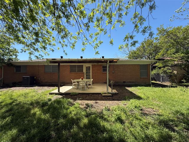 1135 Park Center Street, Benbrook, TX 76126