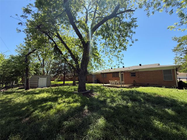 1135 Park Center Street, Benbrook, TX 76126