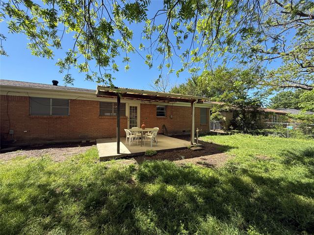 1135 Park Center Street, Benbrook, TX 76126