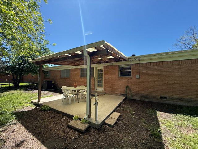 1135 Park Center Street, Benbrook, TX 76126