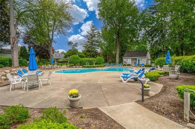 3553 Port Cove Drive 39, Waterford, MI 48328