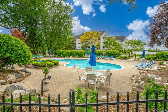 3553 Port Cove Drive 39, Waterford, MI 48328