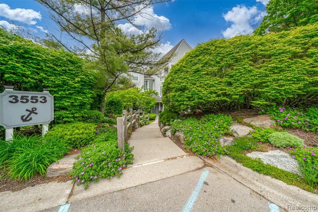 3553 Port Cove Drive 39, Waterford, MI 48328