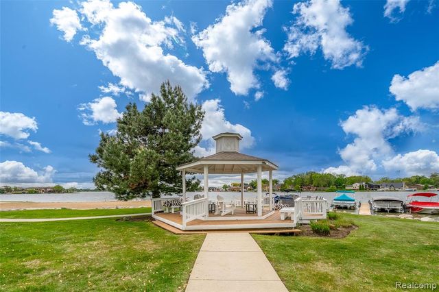 3553 Port Cove Drive 39, Waterford, MI 48328