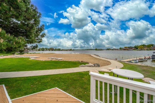 3553 Port Cove Drive 39, Waterford, MI 48328