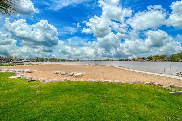3553 Port Cove Drive 39, Waterford, MI 48328